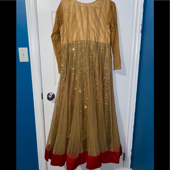 Preowned fully sequience lined gown in net. - Picture 5 of 5